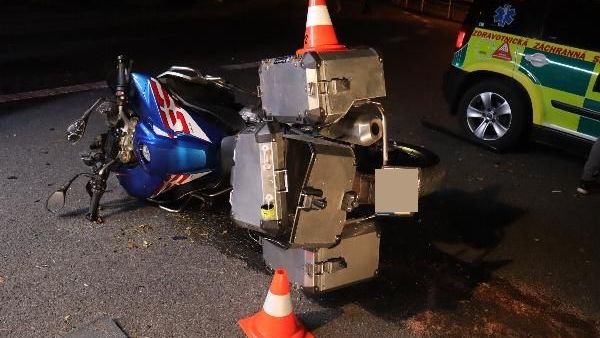 Motorkář se na Náchodsku srazil s autem, na místě zemřel